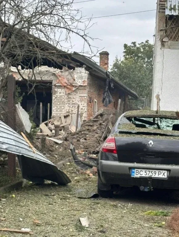 На Львівщині уламки дрона впали на будинки: є постраждалі (фото)