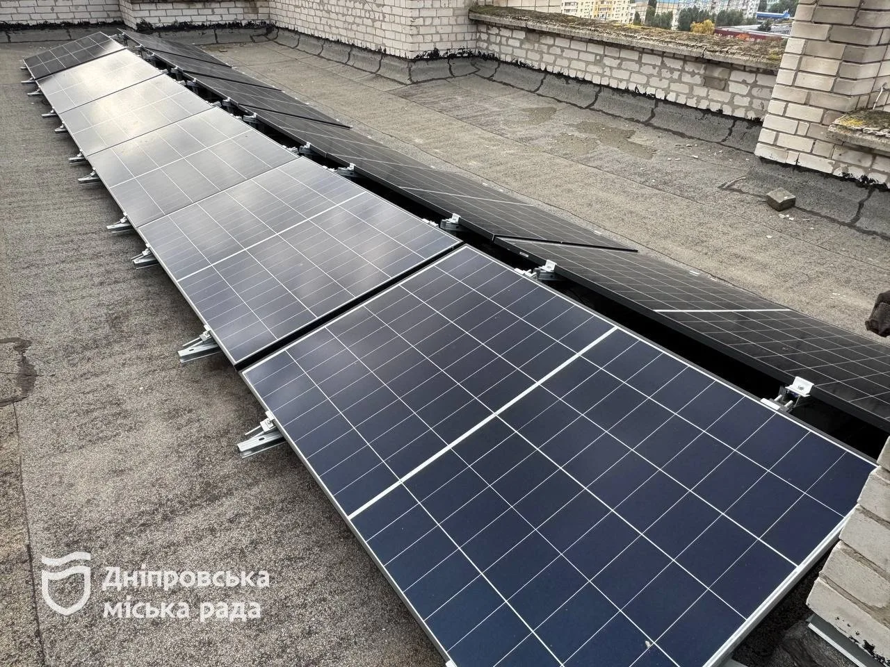 Сонячні панелі, резервне живлення та економія тепла: як у Дніпрі підвищують енергонезалежність багатоповерхівок