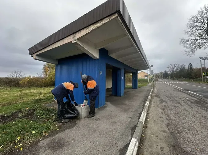 Сміття прибирають, павільйони ремонтують: на Волині впорядковують автобусні зупинки (фото)