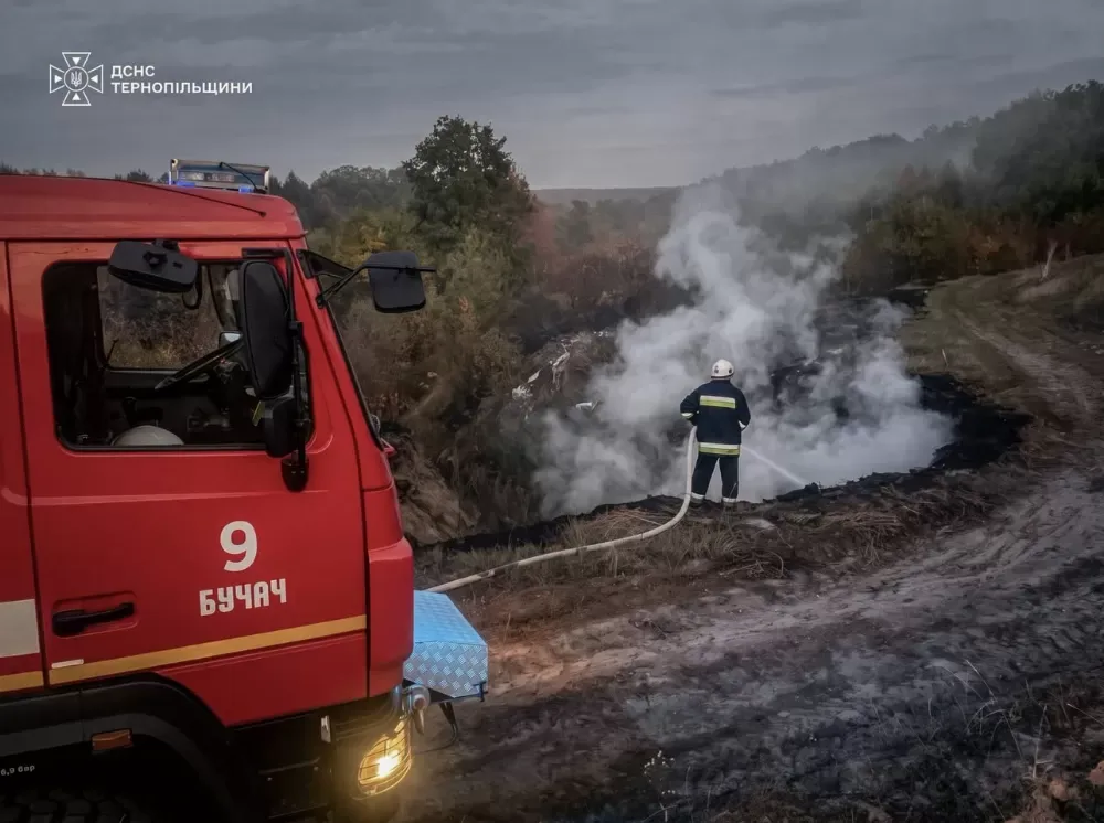 На Чортківщині триває пожежа на стихійному сміттєзвалищі: залучили важку техніку