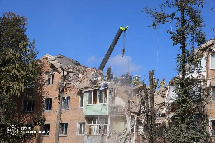 фото спасательных работ на руинах пятиэтажного дома в Прилуках, 7 октября