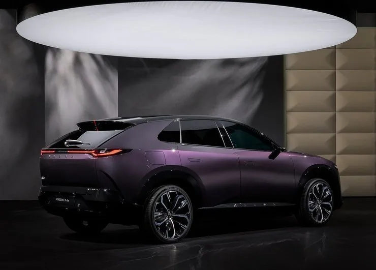 Автомобиль Mazda CX-6e