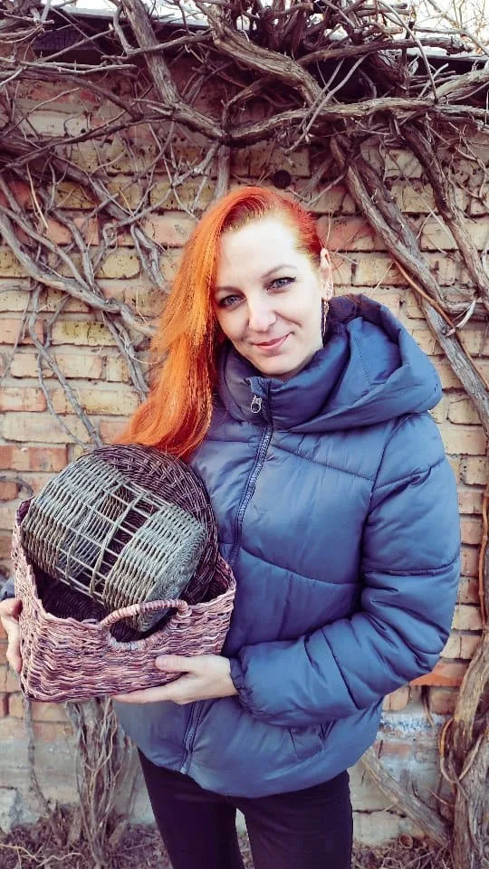 Запорізька майстриня Альона Мельник, яка розвиває власну справу з виготовлення плетених виробів.