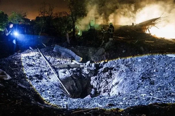 рф атакувала Київ балістикою і дронами: є загиблий, «прильоти» по Південному мосту, ТЦ і медзакладу
