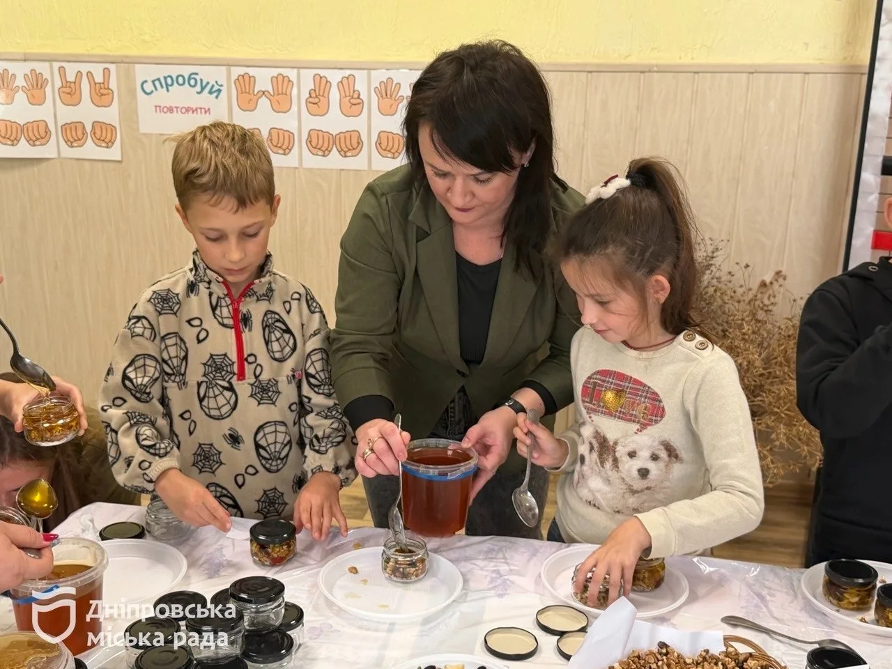 «Бажаю нашим військовим миру і щоб вони якнайшвидше повернулися додому». До Дня захисників і захисниць України у Дніпрі діти привітали наших оборонців та зробили для них смаколики - 01.10.2026