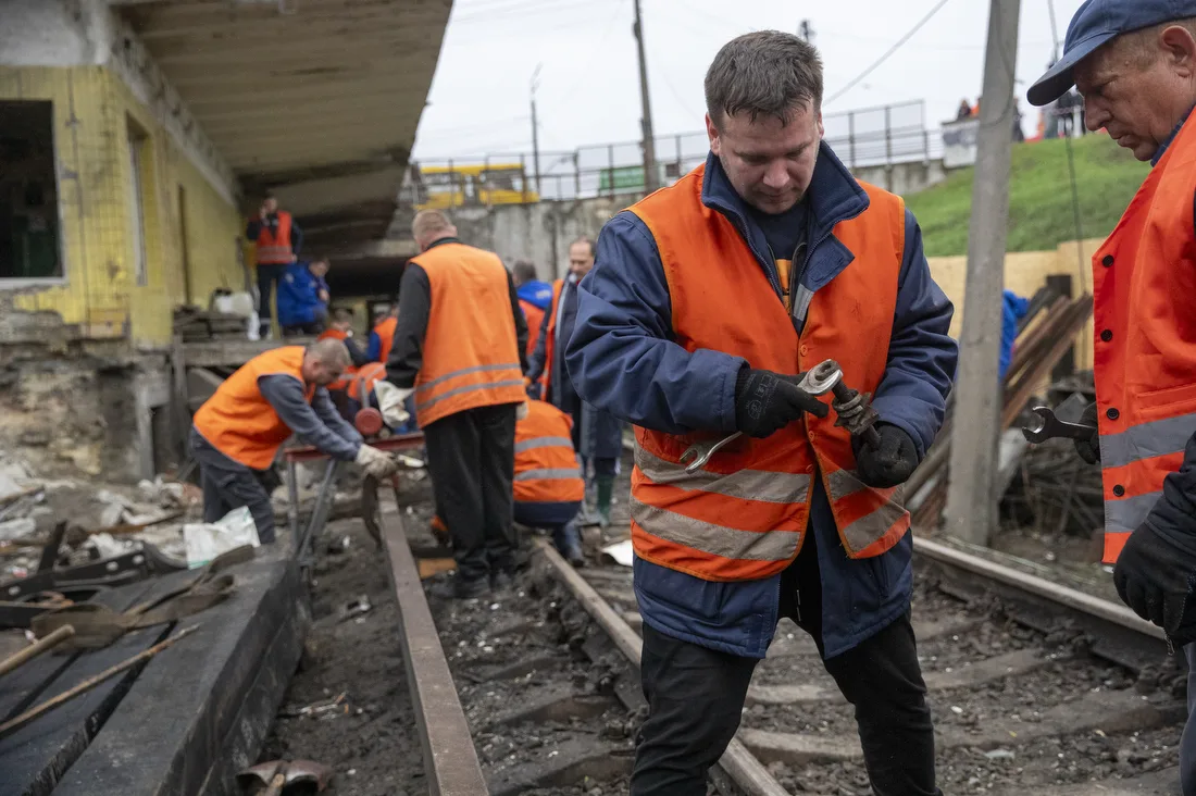 До ліквідації наслідків атаки на станції метро "Чернігівська" залучили понад 70 фахівців (фото)