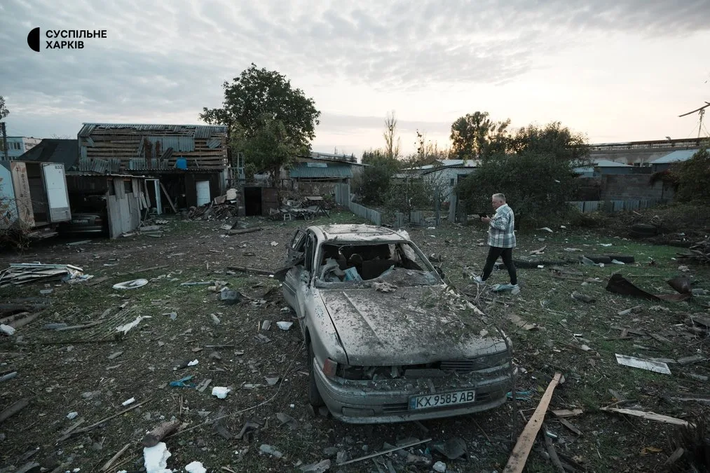 Розбита автівка на місці ракетного удару. Фото: "Суспільне Харків" / Вікторія Якименко