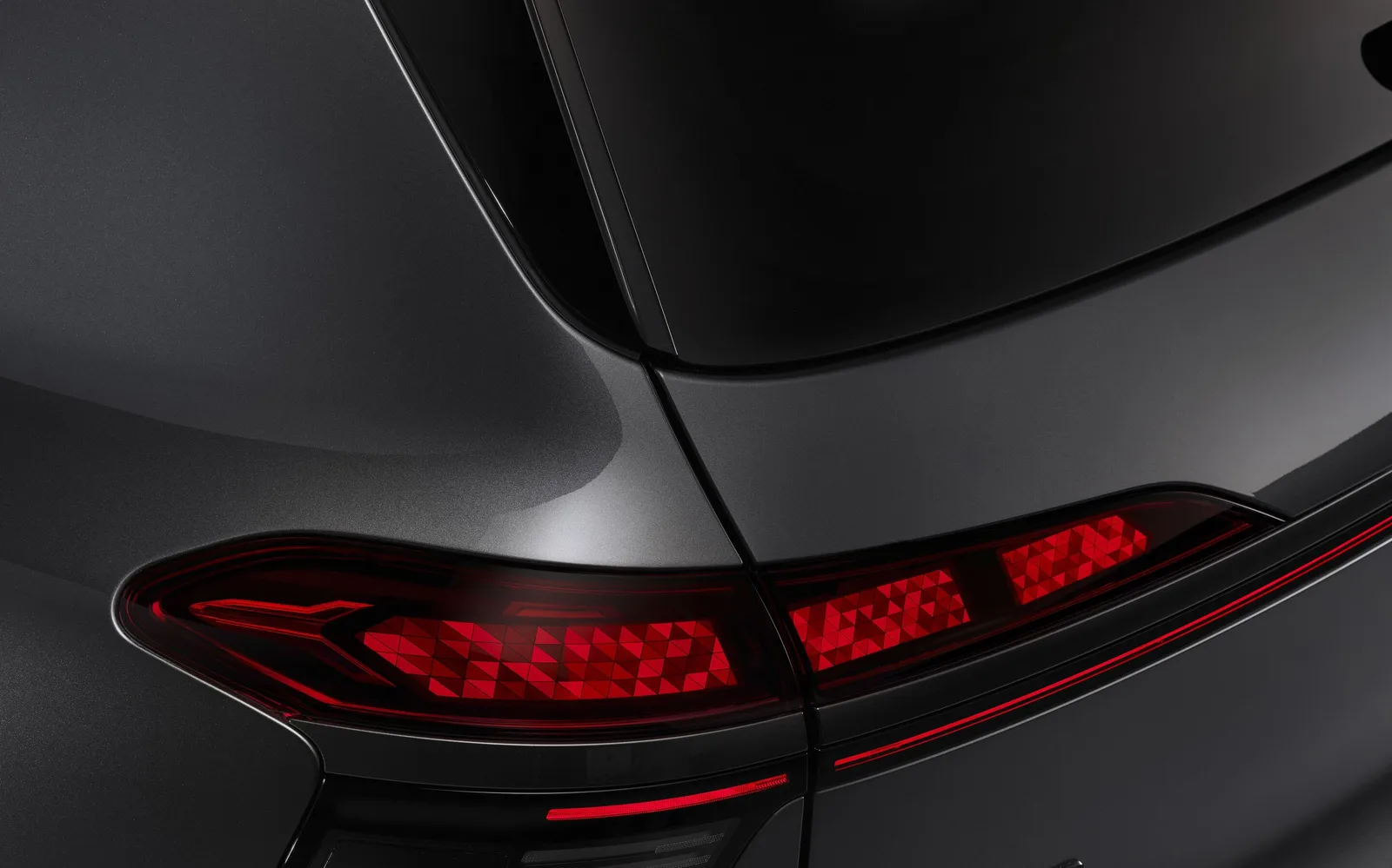 Изогнутая OLED-панель заднего фонаря Audi Q9