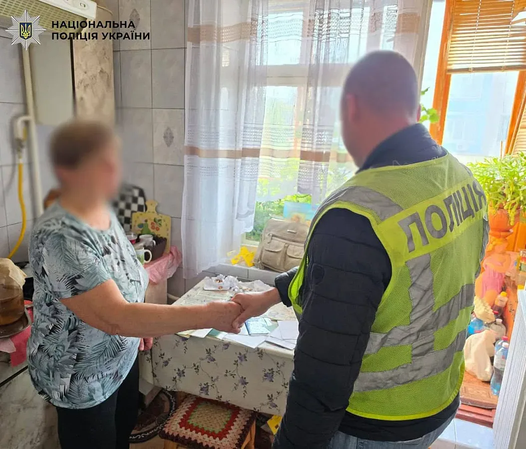 Понад мільйон у «гармошці»: киянці повернули забуту в автобусі сумку