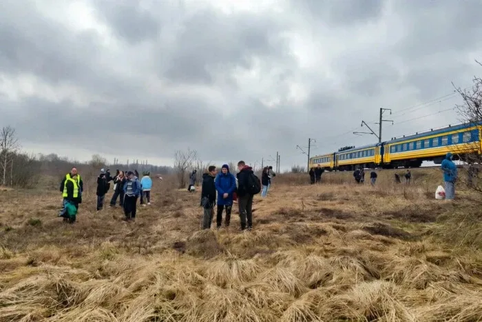 Поїзд «Львів – Чернівці» залишив 25 пасажирів посеред поля після відбою тривоги