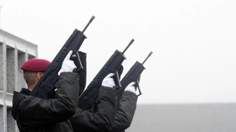 Військові почесті невідомим солдатам