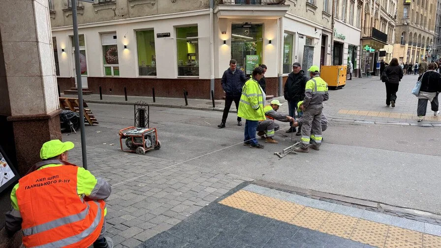 Два тижні у Львові ремонтуватимуть тротуар на перехресті просп. Свободи та вул. Фурманської