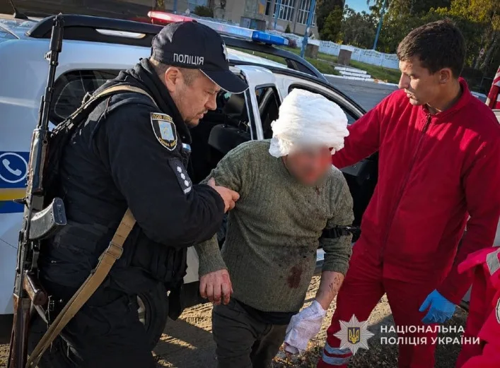 На Сумщині поліцейські врятували чоловіка, який втратив руку під час спроби розібрати ворожий дрон
