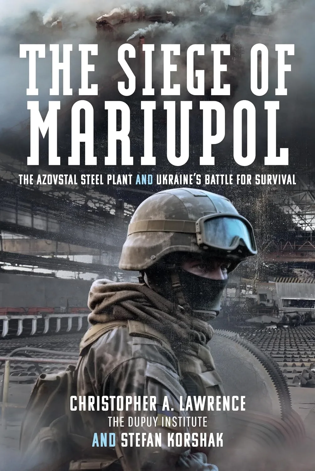 Обкладинка книги «The Siege of Mariupol: The Azovstal Steel Plant and Ukraine’s Battle for Survival» Крістофера А. Лоренса та Стефана Коршака. На обкладинці — військовий у шоломі та балаклаві на тлі промислових конструкцій і задимленого металургійного комбінату.