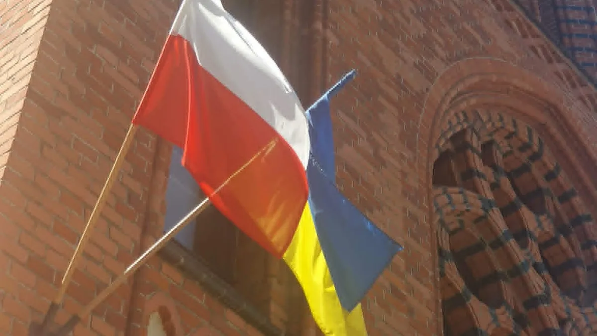Глава Міноборони Польщі вважає, що українська влада має відмежуватися від рішення Львівської облради про проголошення 2027 роком УПА