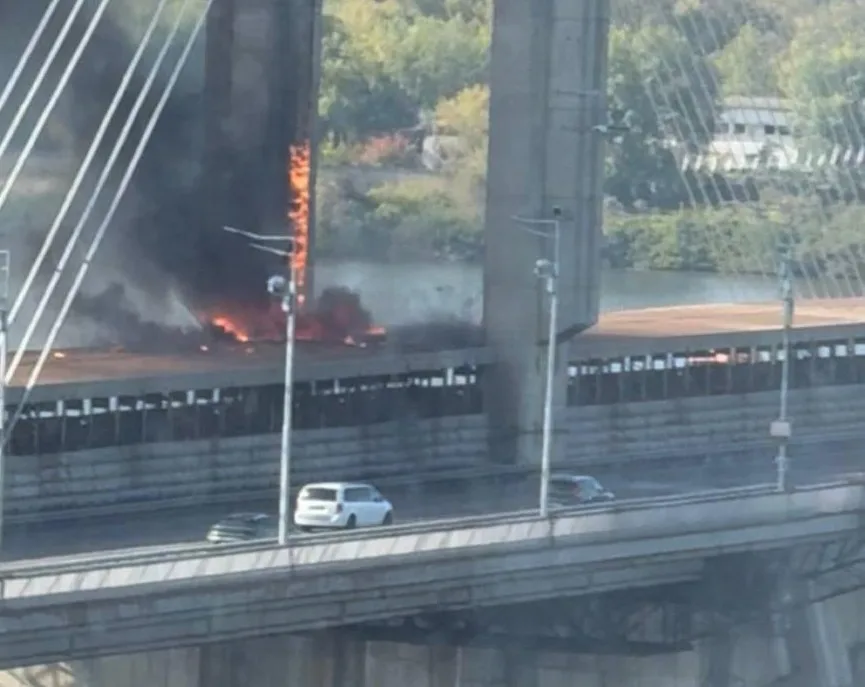 Громадський транспорт відновлює рух Південним мостом — що відомо про наслідки атаки