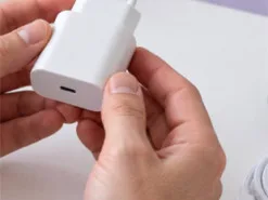 Чи можна заряджати iPhone неоригінальною зарядкою: що потрібно знати