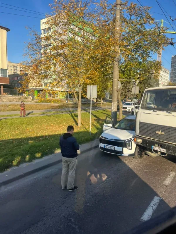 У Львові блондинка зупинила рух на популярній вулиці