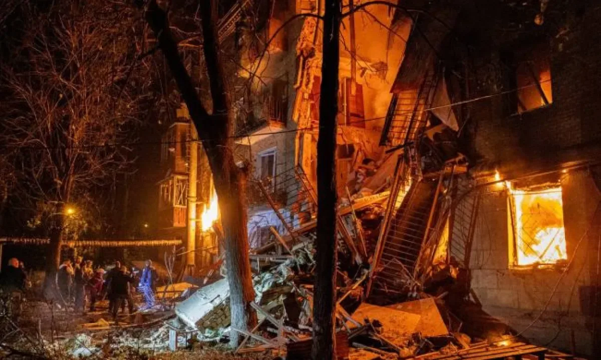 В Харькове в результате ударов со стороны РФ был разрушен подъезд, горел банк, пострадали 11 человек