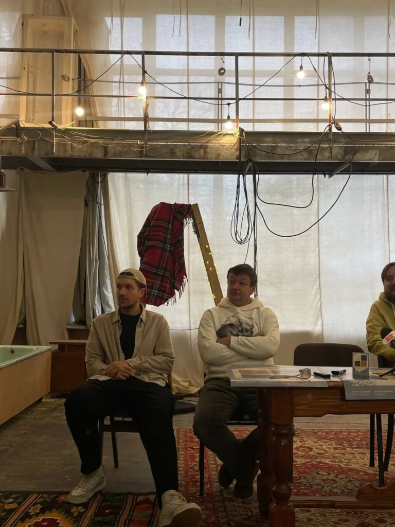 Владислав Гродзіцький, актор і помічник режисера, та Олексій Хорошко, художник-постановник вистави «Спитайте Мієчку».