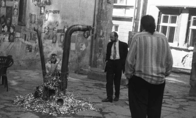 Маркіян Іващишин біля галереї ‘Дзиґа у Львовi, 1990-і рр