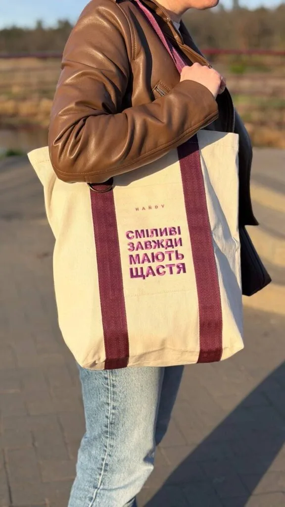 Шопери для книголюбів, дизайн яких розробляє Аліна Дудка, а пошиттям займається її мама.