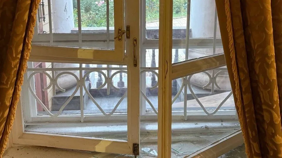 Вибиті вікна та пошкоджений дах: у Києві після обстрілу закрили Музей української діаспори