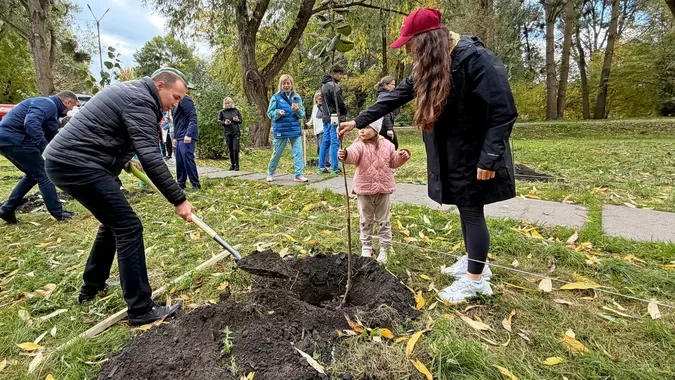 У Володимирі олімпійські спортсмени створили алею пам’яті полеглих Захисників (фото)