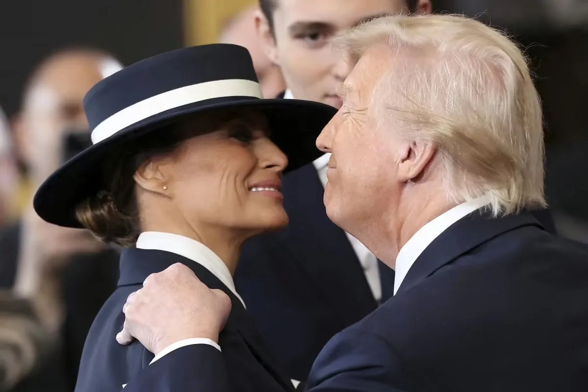 После унижения Трампа Мелания появилась на публике в эффектном образе (фото)