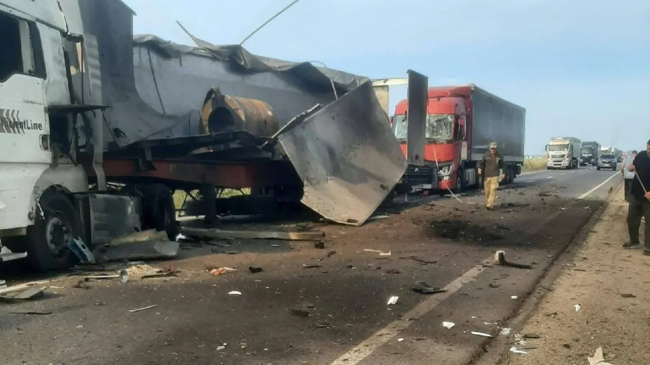Обстріл автодороги на Одещині: пошкоджено машини, є п’ятеро поранених В Одеській області пролунав вибух 6 жовтня 2026 року: влучили в автодорогу