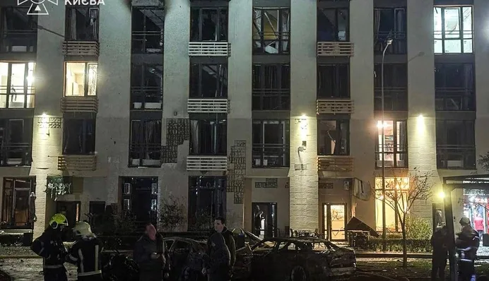 У Києві після атаки РФ пошкоджено житлові будинки: що відомо про загиблих і постраждалих