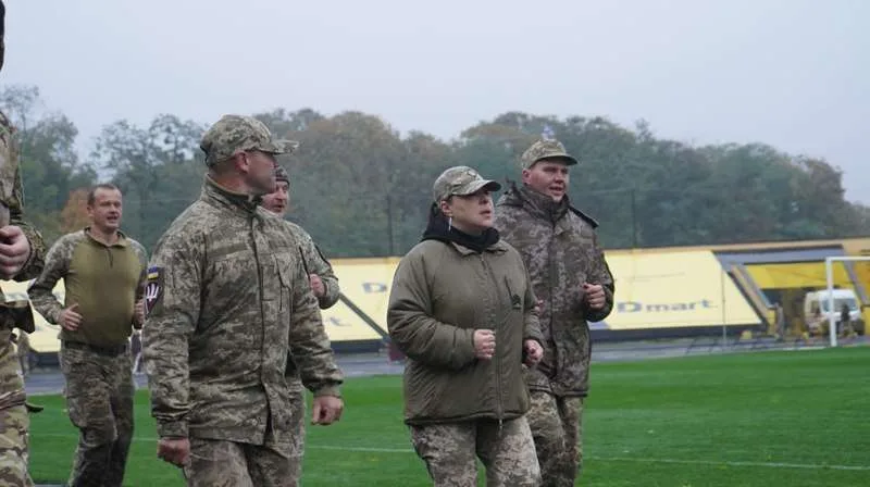 (ФОТО) Понад сотня учасників: у Чернівцях зафіксували рекорд України з масового забігу військових і ветеранів
