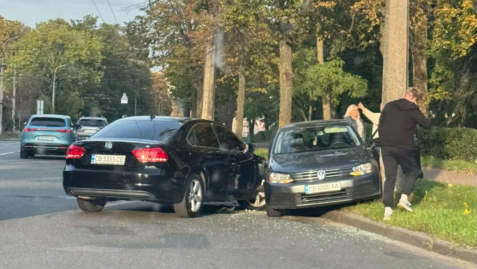 У Чернігові на вулиці Шевченка зіткнулися два автомобілі Volkswagen (Фотофакт)