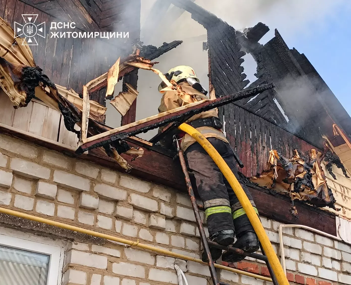Пожежа даху у Радомишлі могла знищити одразу дві будівлі