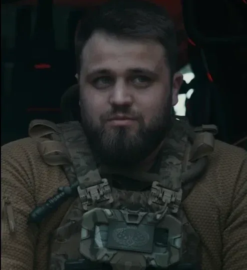 Ледь не врізався у згорілий танк у повній темряві: як командир дроном провів мотоцикл до пораненого 