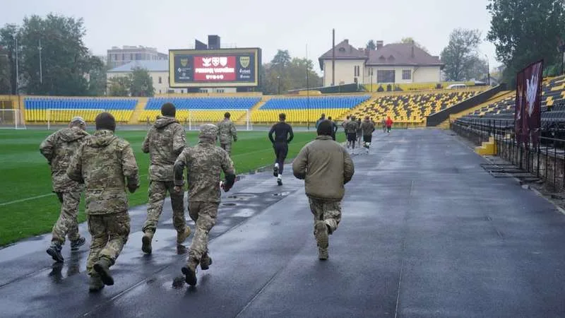 (ФОТО) Понад сотня учасників: у Чернівцях зафіксували рекорд України з масового забігу військових і ветеранів