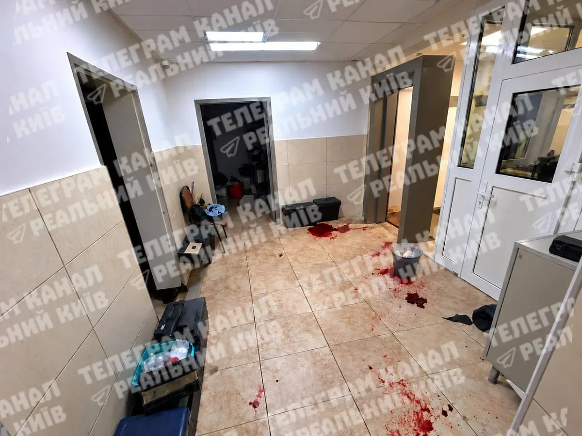 Чоловік відкрив вогонь по поліцейських і військових у київському ТЦК