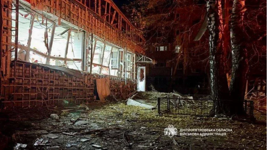 Росіяни атакували Синельникове: спалахнула багатоповерхівка, понівечений магазин, 3 загиблих