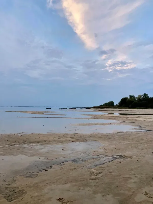 Світязь відступає: гойдалка, яка ще недавно стояла у воді, опинилася на сухому піску