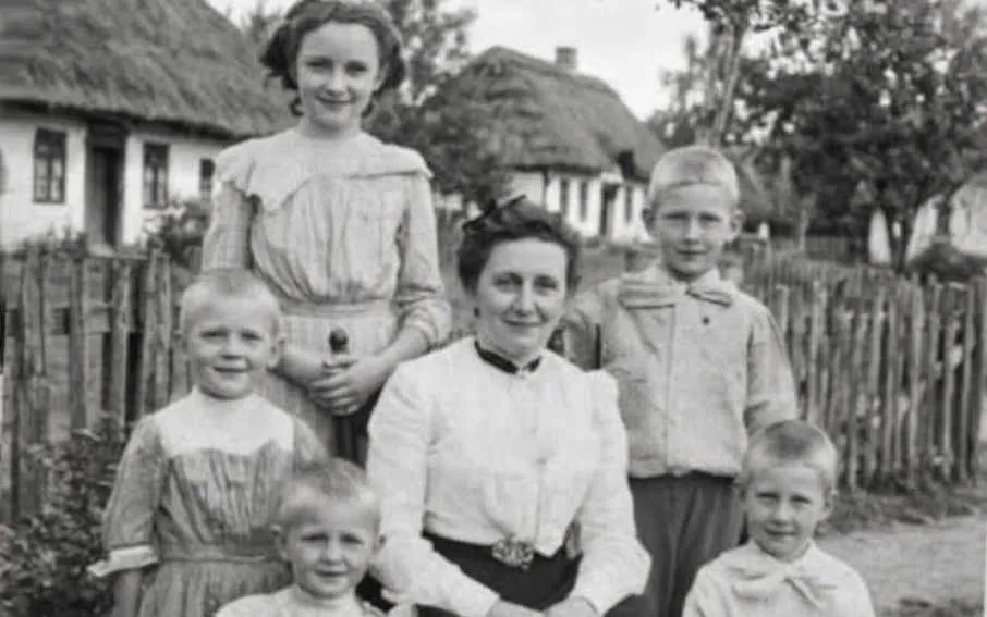 1941 год. Село Заречье. Она бросила умирающую мать и четырех младшеньких ради диплома, чтобы не стать такой же замученной бабой