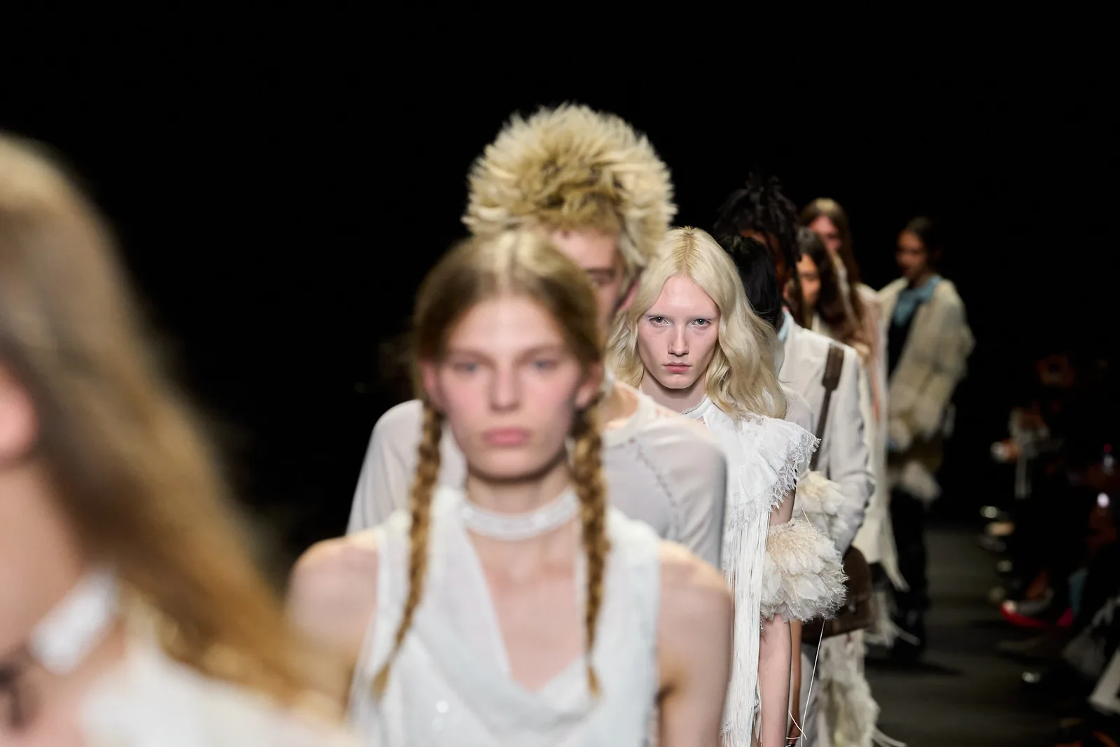 Ann Demeulemeester Представили Романтичну Колекцію Весна-Літо 2027 під час Паризького Тижня Моди
