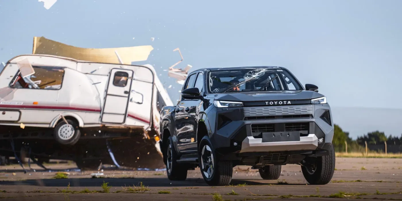Відео дня: Toyota скинула на електричний пікап Hilux вагою майже 800 кг