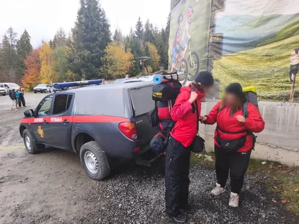 Рятувальники Закарпаття допомогли туристці в горах