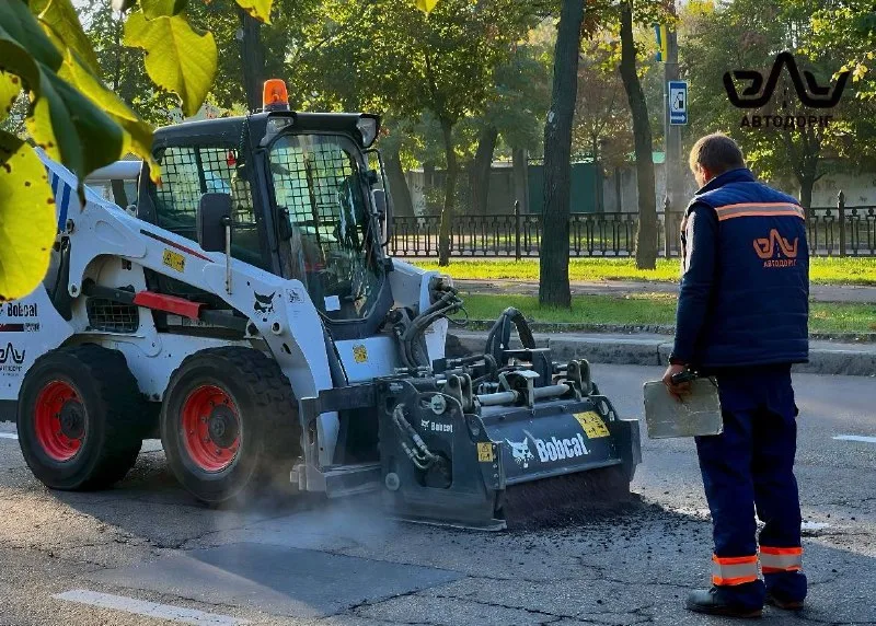 За одну зміну: у Миколаєві відновили аварійні ділянки Центрального проспекту