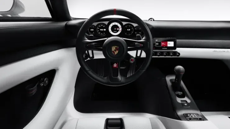 Ориентированный на водителя черно-белый салон Porsche Mission S со спортивным рулем и цифровой приборной панелью