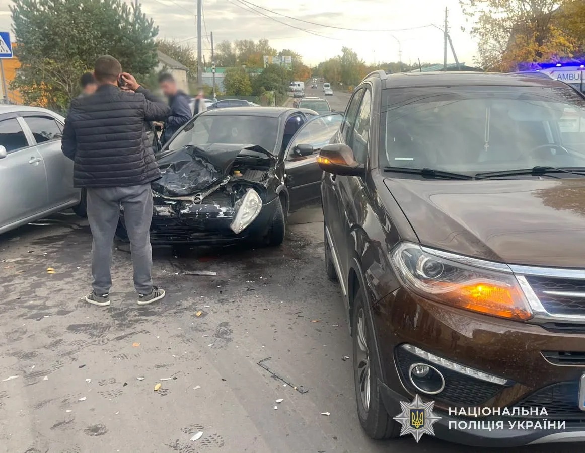 На перехресті у Шептицькому не розминулися троє водіів. Постраждали пасажири-діти і дорослий
