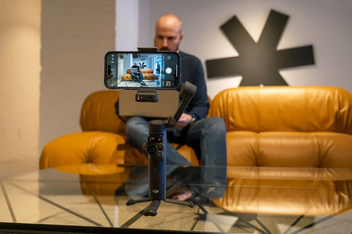 Стабилизатор DJI Osmo Mobile 7P на мини-штативе записывает интервью с собеседником на улице
