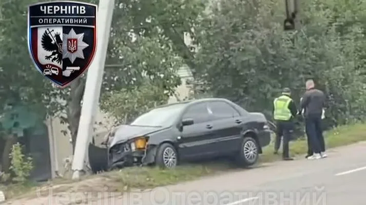 У Чернігові автівка в’їхала в стовп (Фотофакт)