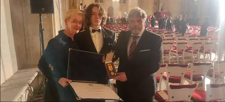Родина Карела на церемонії нагородження медаллю «За героїзм» (Seznam Zpravy)
